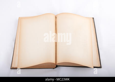 Vintage book pages blanches ouvrir, sur fond de tissu blanc avec de l'espace texte, high angle view, photo haute résolution Banque D'Images