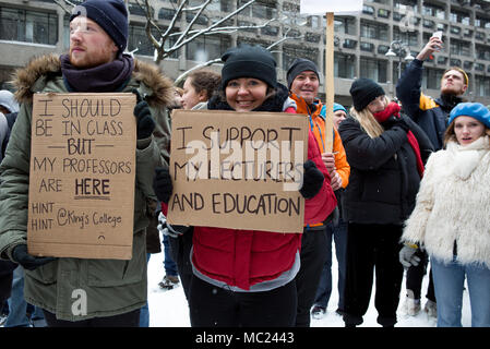 Londres, Royaume-Uni, 28th février 2018.UCU Marche dans la neige avec la bannière étudiante 'Je soutiens mes conférenciers et l'éducation'. Banque D'Images