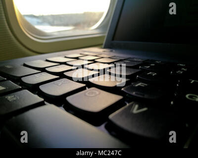 Ordinateur portable clavier d'ordinateur près de la fenêtre de travail siège cabine de l'avion sur le rendez-vous Banque D'Images