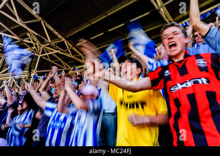 Les jeunes de Brighton & Hove Albion Football Fans acclamant leur équipe de la Division 1 2004 Play Off finale au Millennium Stadium, Cardiff, Pays de Galles, Royaume-Uni Banque D'Images