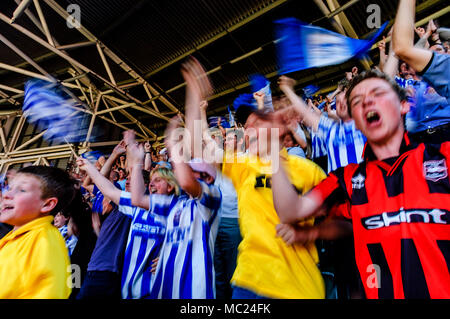 Les jeunes de Brighton & Hove Albion Football Fans acclamant leur équipe de la Division 1 2004 Play Off finale au Millennium Stadium, Cardiff, Pays de Galles, Royaume-Uni Banque D'Images