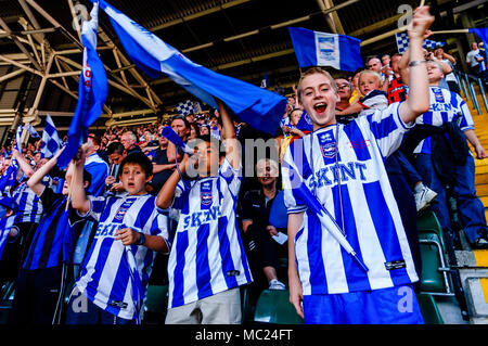 Les jeunes de Brighton & Hove Albion Football Fans acclamant leur équipe de la Division 1 2004 Play Off finale au Millennium Stadium, Cardiff, Pays de Galles, Royaume-Uni Banque D'Images