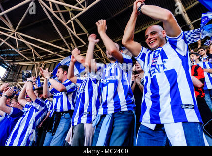 Brighton & Hove Albion Football Fans acclamant leur équipe de la Division 1 2004 Play Off finale au Millennium Stadium, Cardiff, Pays de Galles, Royaume-Uni Banque D'Images