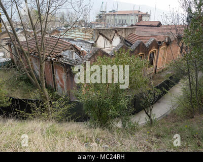 Construction abandonnée sur le site de garde lac montagne Banque D'Images