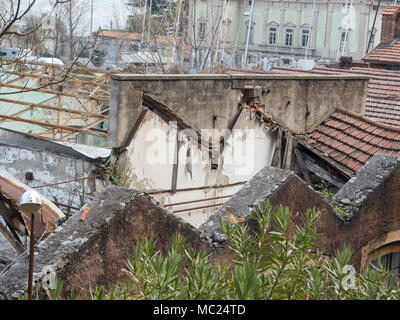 Construction abandonnée sur le site de garde lac montagne Banque D'Images