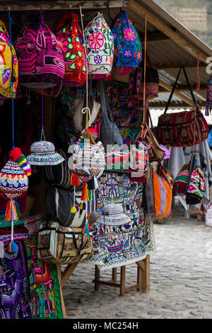 Produits artisanaux traditionnels sur le marché de rue à Cusco, Pérou Banque D'Images