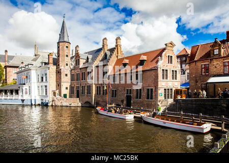 Les bateaux avec des touristes sur les canaux de Bruges, ville, Belgique Banque D'Images