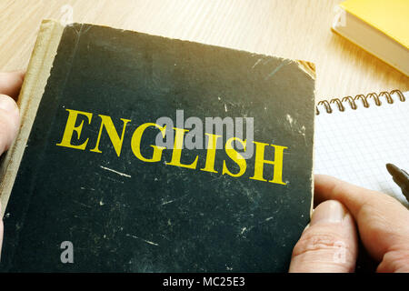 Man holding livre sur l'apprentissage de l'anglais. Banque D'Images
