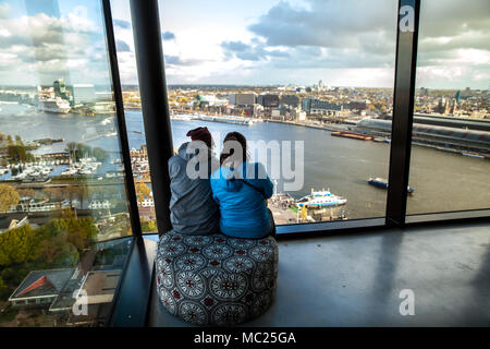 Deux personnes à la recherche d'Amsterdam sur la vue aérienne, Holland Banque D'Images