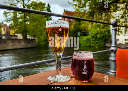 Deux verres de bière belge debout sur la table avec la vue sur la ville Banque D'Images