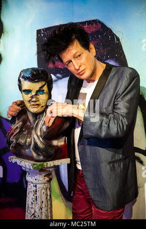 Amsterdam, Pays-Bas - Mars, 2017 : cire du musicien et peintre hollandais Herman Brood en musée de cire Madame Tussauds à Amsterdam, Pays-Bas Banque D'Images