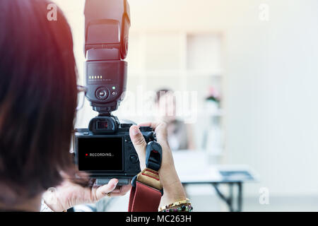 La photographie numérique avec flash de studio sur appareil photo numérique mirrorless Banque D'Images