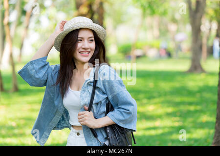 La liberté et la recherche de Concept : smart casual cute Asian women walking in the park en été pour se détendre de vacances Banque D'Images