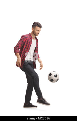 Profil de pleine longueur de balle un jeune mec un jonglage foot isolé sur fond blanc Banque D'Images