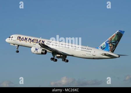 Ed Force One, le Boeing 757 d'Iron Maiden piloté par Bruce Dickinson sur leur l'ultime frontière World Tour 2011. STRX-G a été peint à l''aéroport de Southend Banque D'Images