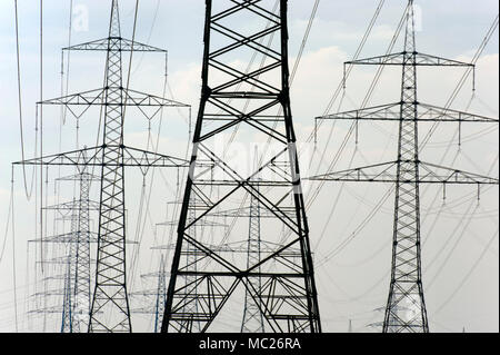 De nombreux pylônes à haute tension pour le transport de l'électricité d'une centrale Banque D'Images