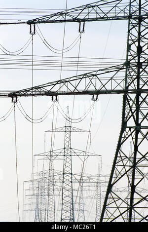 De nombreux pylônes à haute tension pour le transport de l'électricité d'une centrale Banque D'Images