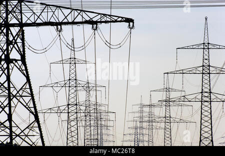 De nombreux pylônes à haute tension pour le transport de l'électricité d'une centrale Banque D'Images