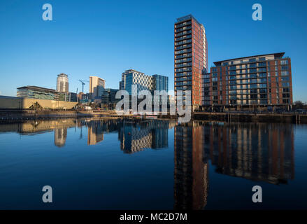 Tôt le matin, réflexions à Salford, Greater Manchester England UK Banque D'Images