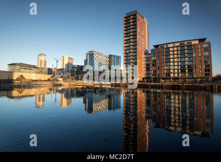 Tôt le matin, réflexions à Salford, Greater Manchester England UK Banque D'Images