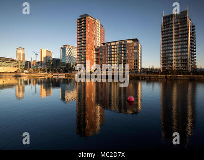 Tôt le matin, réflexions à Salford, Greater Manchester England UK Banque D'Images