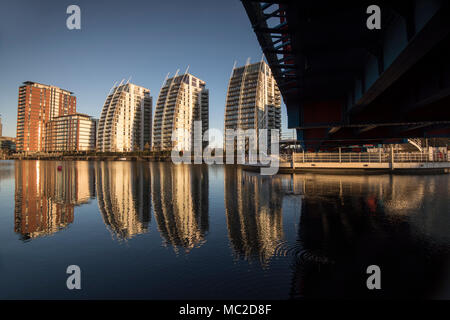 Tôt le matin, réflexions à la NV Immeubles à appartements de Salford, Greater Manchester England UK Banque D'Images