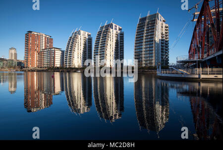 Tôt le matin, réflexions à la NV Immeubles à appartements de Salford, Greater Manchester England UK Banque D'Images