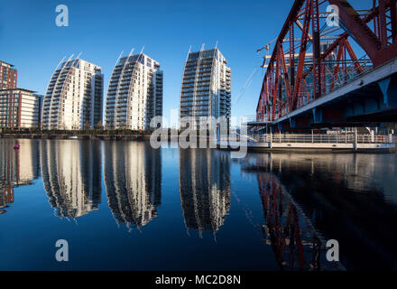 Tôt le matin, réflexions à la NV Immeubles à appartements de Salford, Greater Manchester England UK Banque D'Images