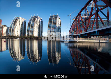 Tôt le matin, réflexions à la NV Immeubles à appartements de Salford, Greater Manchester England UK Banque D'Images