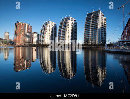 Tôt le matin, réflexions à la NV Immeubles à appartements de Salford, Greater Manchester England UK Banque D'Images