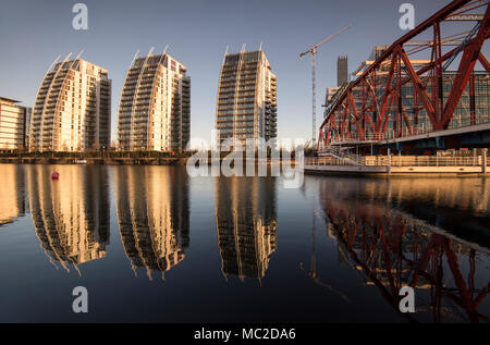 Tôt le matin, réflexions à la NV Immeubles à appartements de Salford, Greater Manchester England UK Banque D'Images