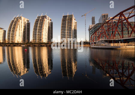 Tôt le matin, réflexions à la NV Immeubles à appartements de Salford, Greater Manchester England UK Banque D'Images