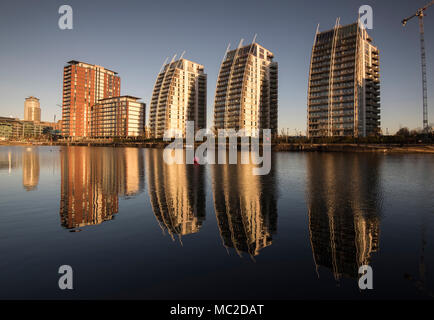 Tôt le matin, réflexions à la NV Immeubles à appartements de Salford, Greater Manchester England UK Banque D'Images