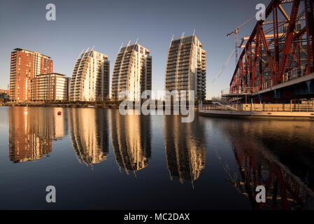 Tôt le matin, réflexions à la NV Immeubles à appartements de Salford, Greater Manchester England UK Banque D'Images