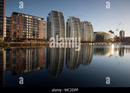 Tôt le matin, réflexions à la NV Immeubles à appartements de Salford, Greater Manchester England UK Banque D'Images