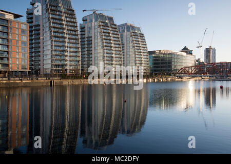 Tôt le matin, réflexions à la NV Immeubles à appartements de Salford, Greater Manchester England UK Banque D'Images