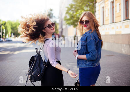 De vie de plein air portrait de deux meilleurs amis, souriant et avoir du plaisir ensemble, profiter de l'autre société qui pose à l'appareil photo Banque D'Images