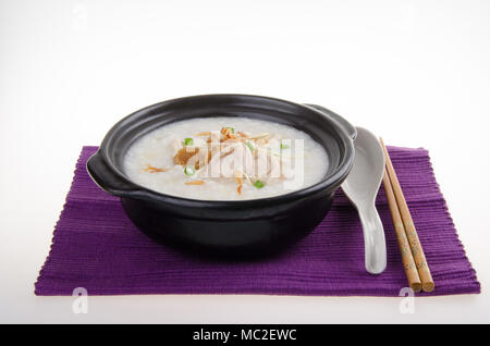 Le porridge, l'ormeau et poulet (porridge) servi en claypot congee Banque D'Images