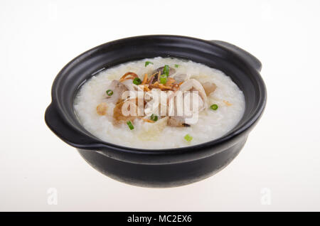 Le porridge, l'ormeau et poulet (porridge) servi en claypot congee Banque D'Images