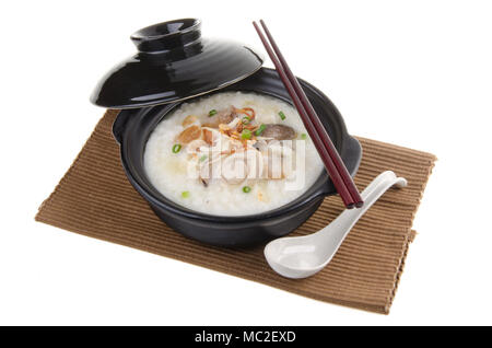 Le porridge, l'ormeau et poulet (porridge) servi en claypot congee Banque D'Images