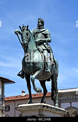 La Piazza della Santissima Annunziata, statue équestre, de, Ferdinand I de Médicis, Grand-duc de Toscane, Florence, Toscane, Italie. Banque D'Images