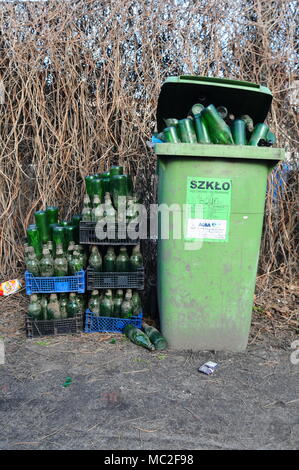 Verre vert bac de recyclage de bouteilles en attente d'une maison à l'extérieur de la collection. Wroclaw, Pologne, avril 2018 Banque D'Images