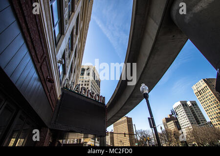 Chapiteau de l'extérieur et bâtiment du théâtre historique Madison dans le cirque Grand quartier Parc du centre-ville de Detroit. Banque D'Images