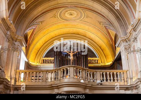 Lisbonne, Portugal. Baroque Choir balcon, orgue à tuyaux, crucifix. L'église de Santo Antonio de Lisboa. Saint Antoine de Padoue / Padova / Lisbonne berceau Banque D'Images