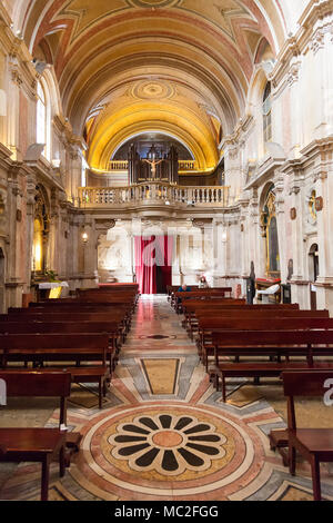 Lisbonne, Portugal. Santo Antonio de Lisboa nef de l'Église. Saint Antoine de Padoue / Padova / Lisbonne de naissance. Balcon, choeur et orgue à tuyaux crucifix Banque D'Images