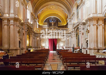 Lisbonne, Portugal. Santo Antonio de Lisboa nef de l'Église. Saint Antoine de Padoue / Padova / Lisbonne de naissance. Balcon, choeur et orgue à tuyaux crucifix Banque D'Images