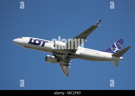 LOT Polish Airlines Boeing 737 MAX SP LVA décollant de l'aéroport Heathrow de Londres, UK Banque D'Images