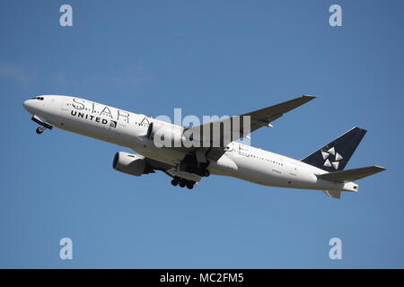 United Airlines Boeing 777 N794UA décollant de l'aéroport Heathrow de Londres, UK Banque D'Images