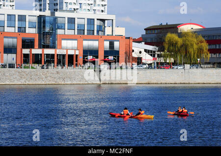 Personnes kayak dans le centre-ville, sur la rivière Odra. Wroclaw. Pologne Avril 2018 Banque D'Images