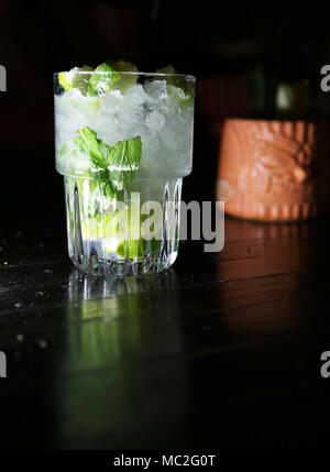 Cocktails de jus de lime et de zeste de glace sur fond noir Banque D'Images